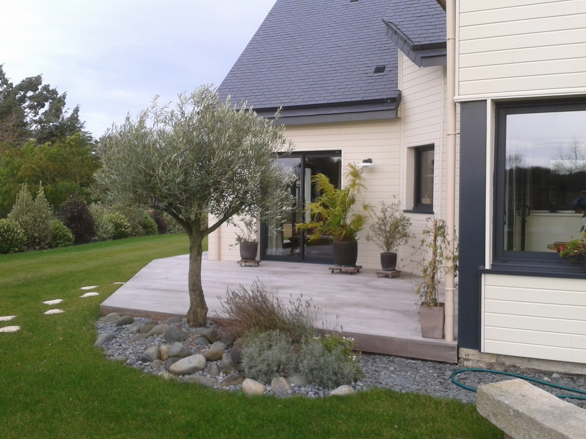 Terrasse en bois avec clôture pour masquer le vis à vis PLOUEZEC